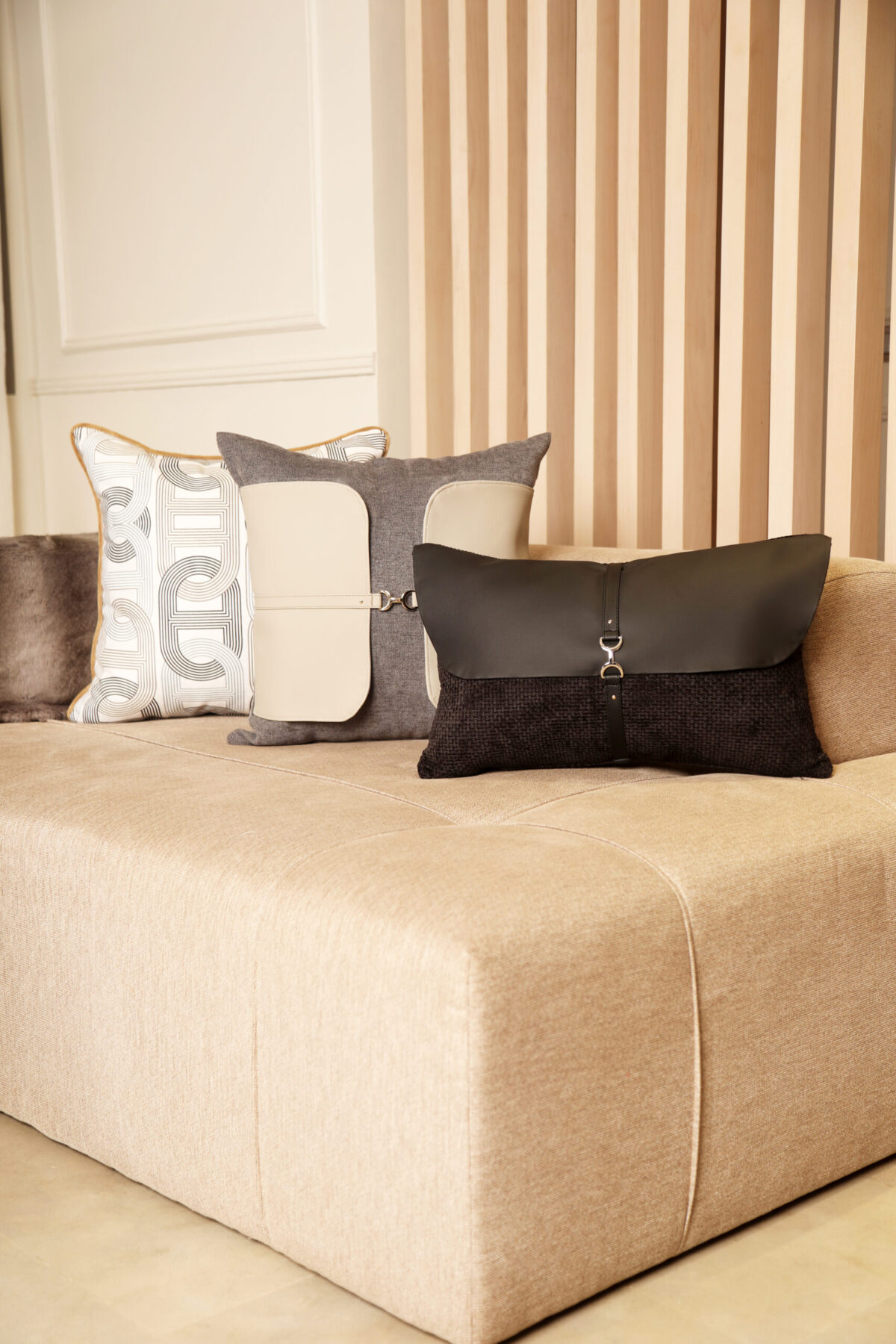 ‘ Elégance Nocturne ‘ – Coussin en tissu et cuir – modèle 2 – Image 4