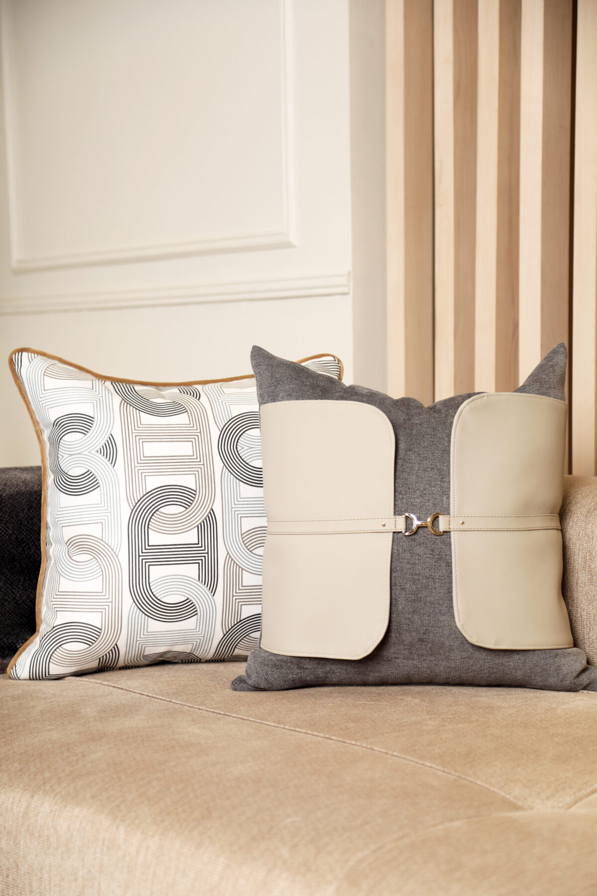 ‘ Elégance Nocturne ‘ – Coussin en tissu et cuir – modèle 2 – Image 2