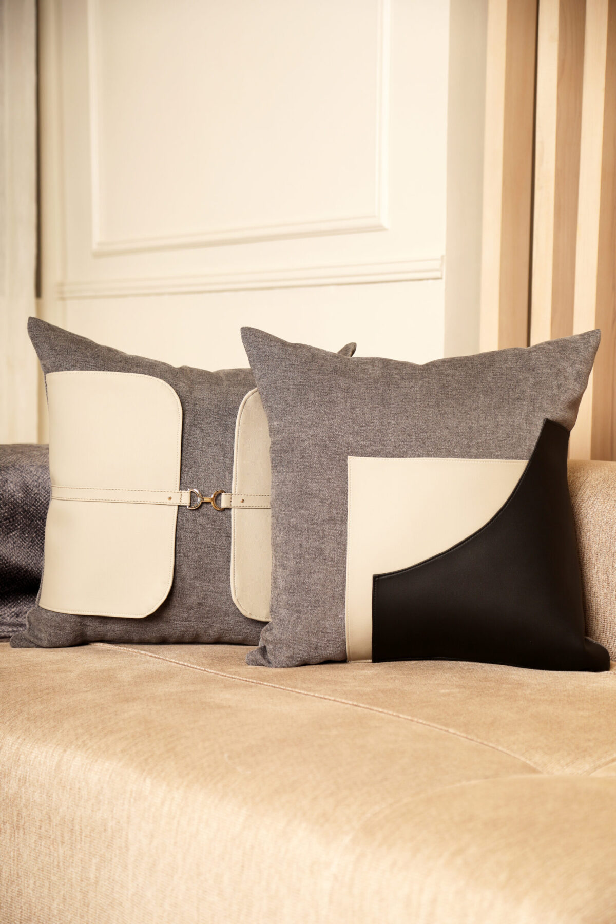 ‘ Elégance Nocturne ‘ – Coussin en tissu et cuir – modèle 2 – Image 3