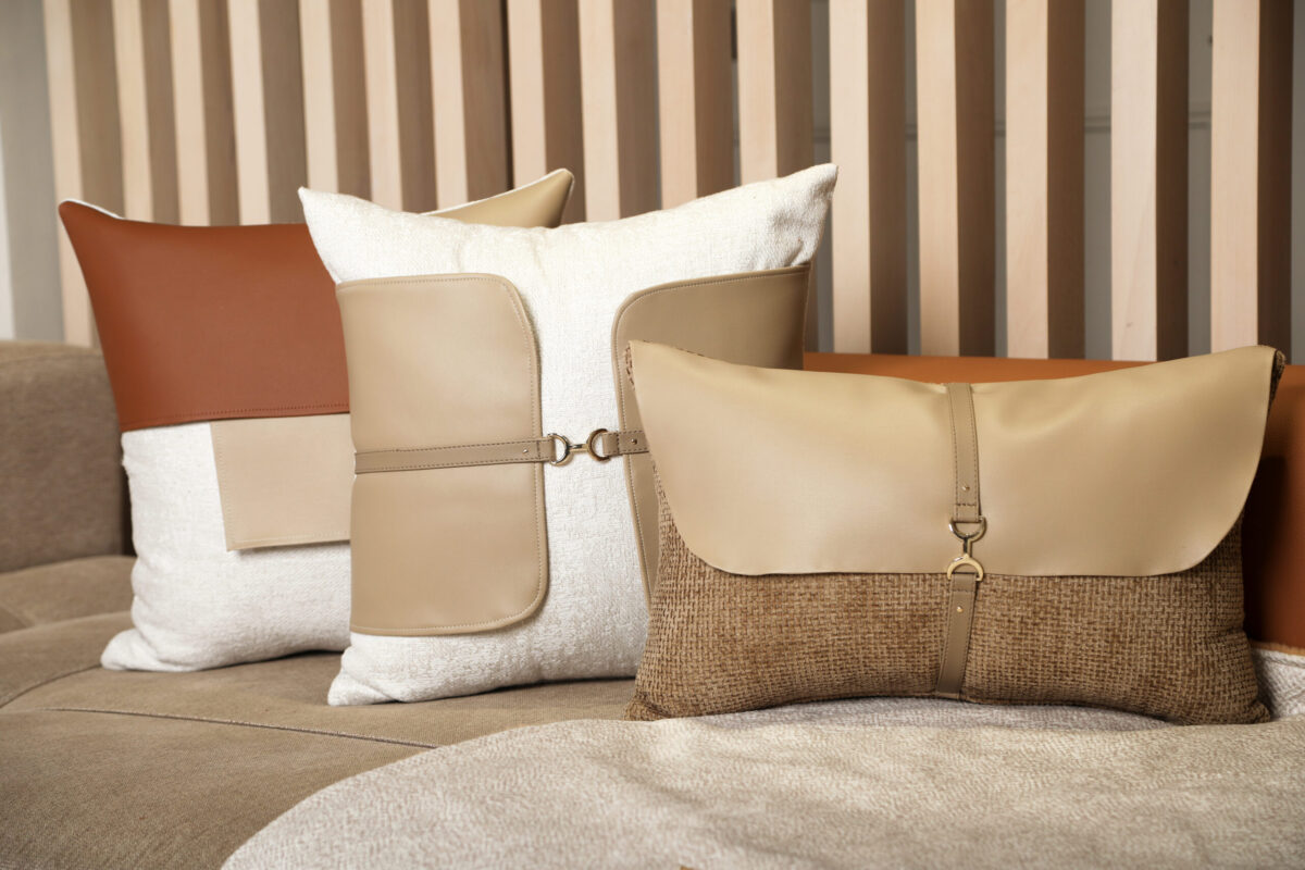 ‘ Eclat boisé ‘ – Coussin en tissu et cuir – modèle 1 – Image 2