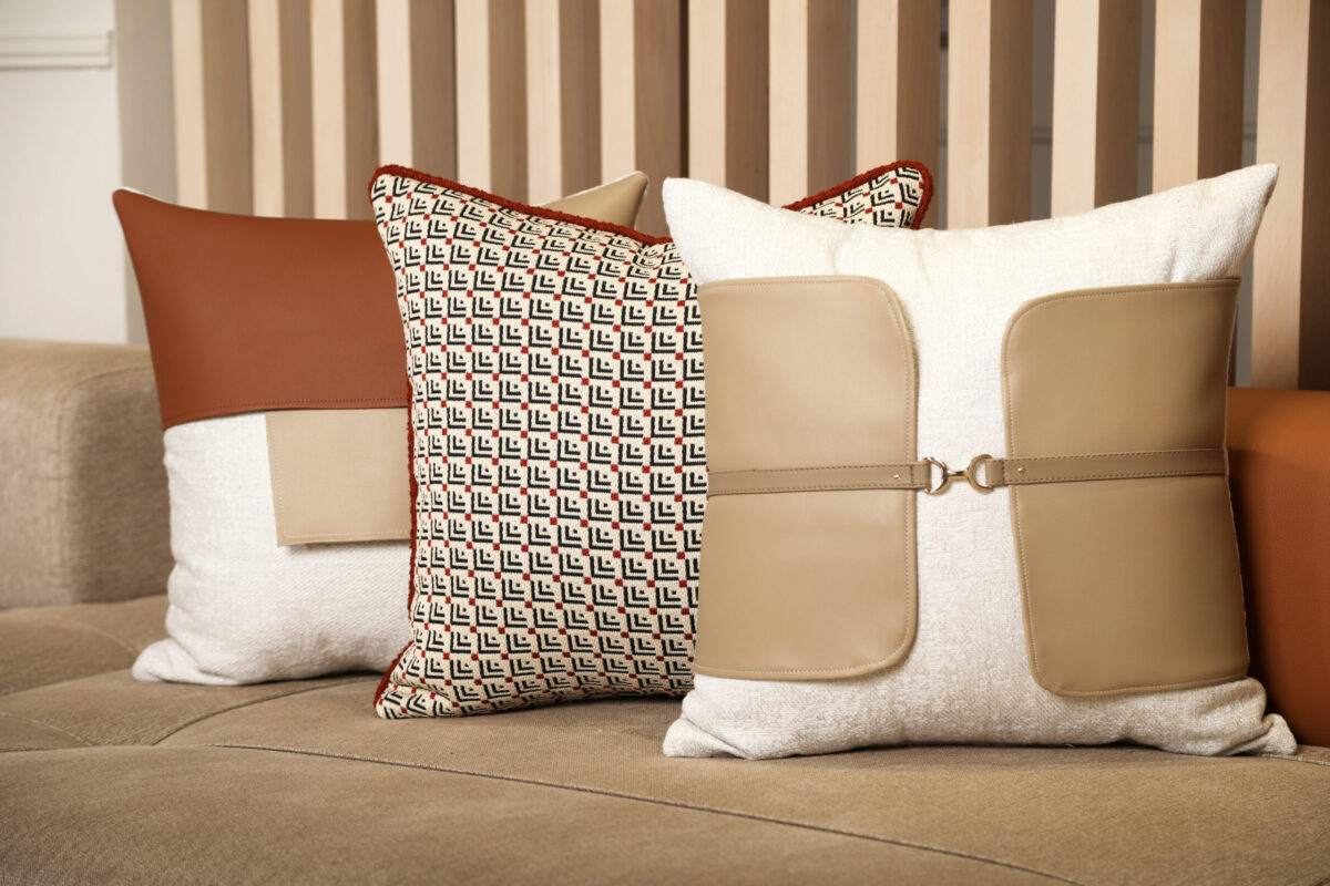 ‘ Eclat boisé ‘ – Coussin en tissu et cuir – modèle 2 – Image 2