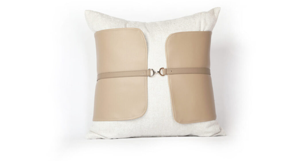 ‘ Eclat boisé ‘ – Coussin en tissu et cuir – modèle 2