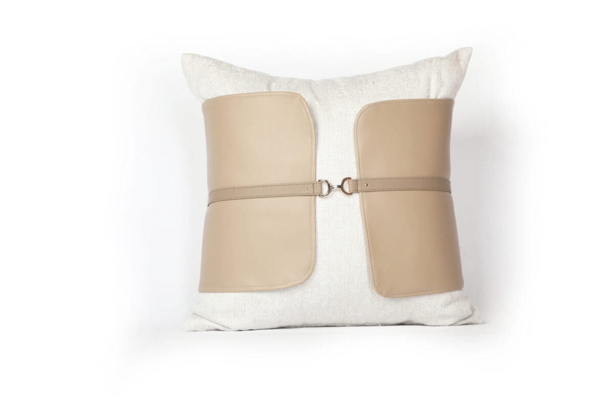 ‘ Eclat boisé ‘ – Coussin en tissu et cuir – modèle 2