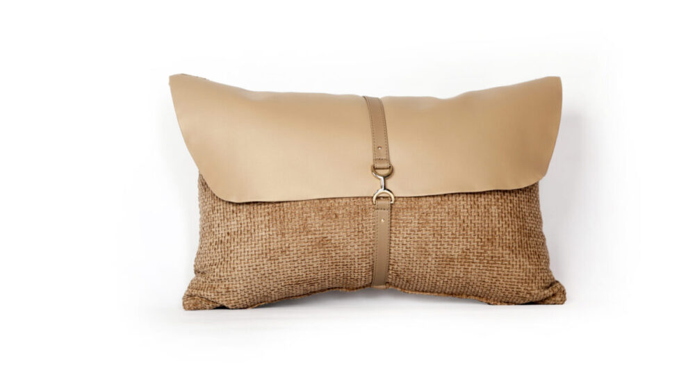 ‘ Eclat boisé ‘ – Coussin en tissu et cuir – modèle 1