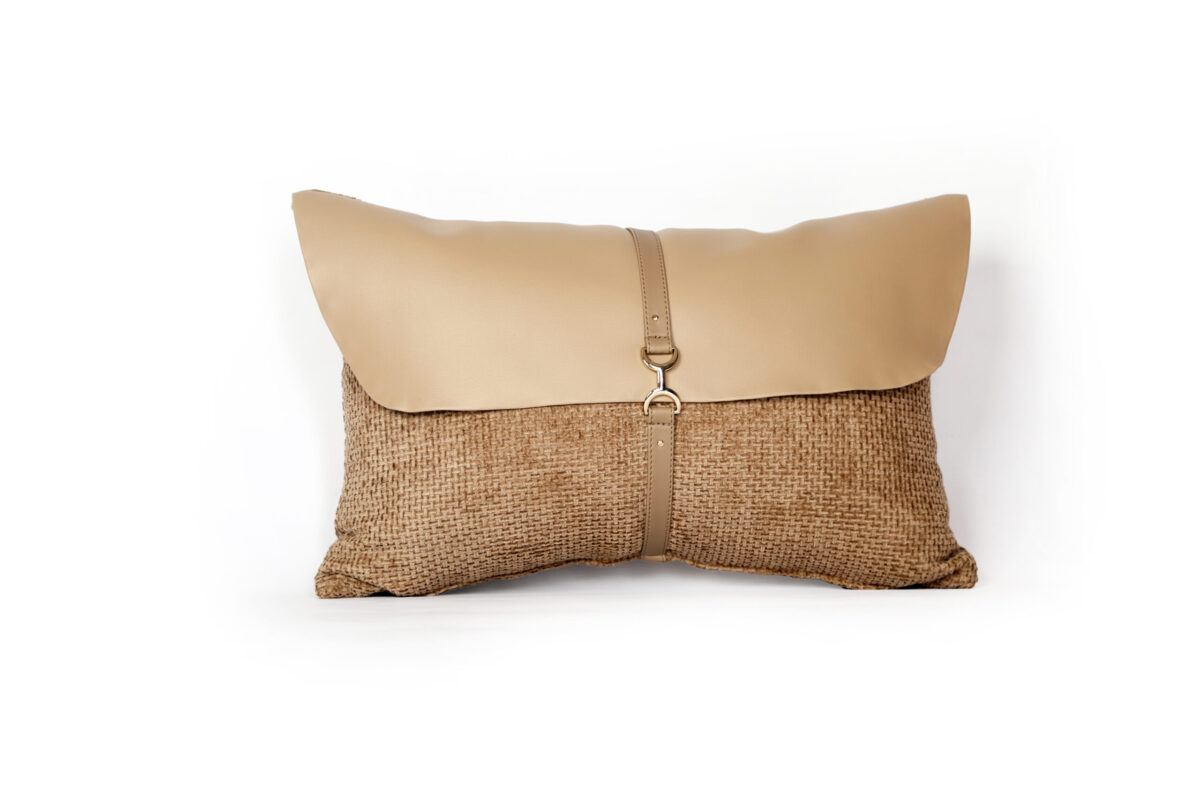 ‘ Eclat boisé ‘ – Coussin en tissu et cuir – modèle 1